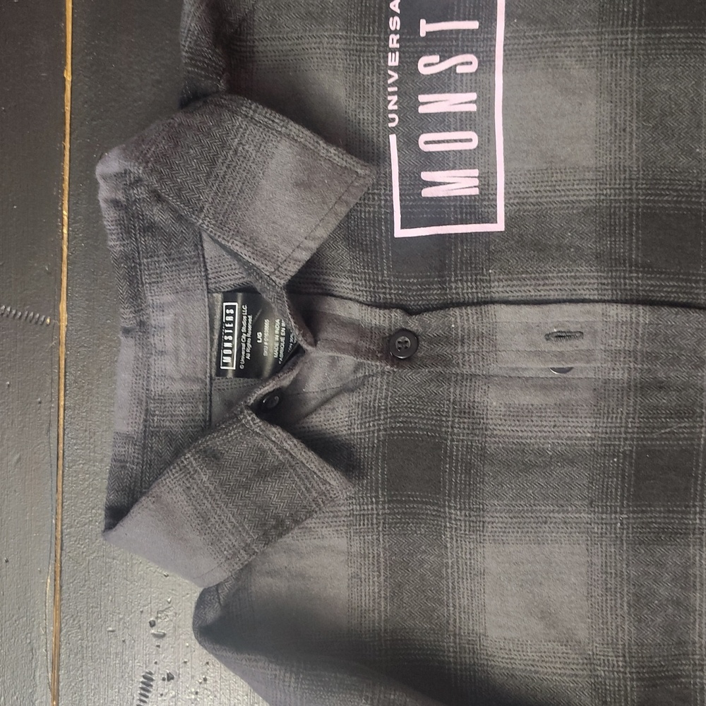 UNIVERSAL MONSTERS WOMEN'S PLAID BUTTON UP SHIRT - Picture 6 of 12